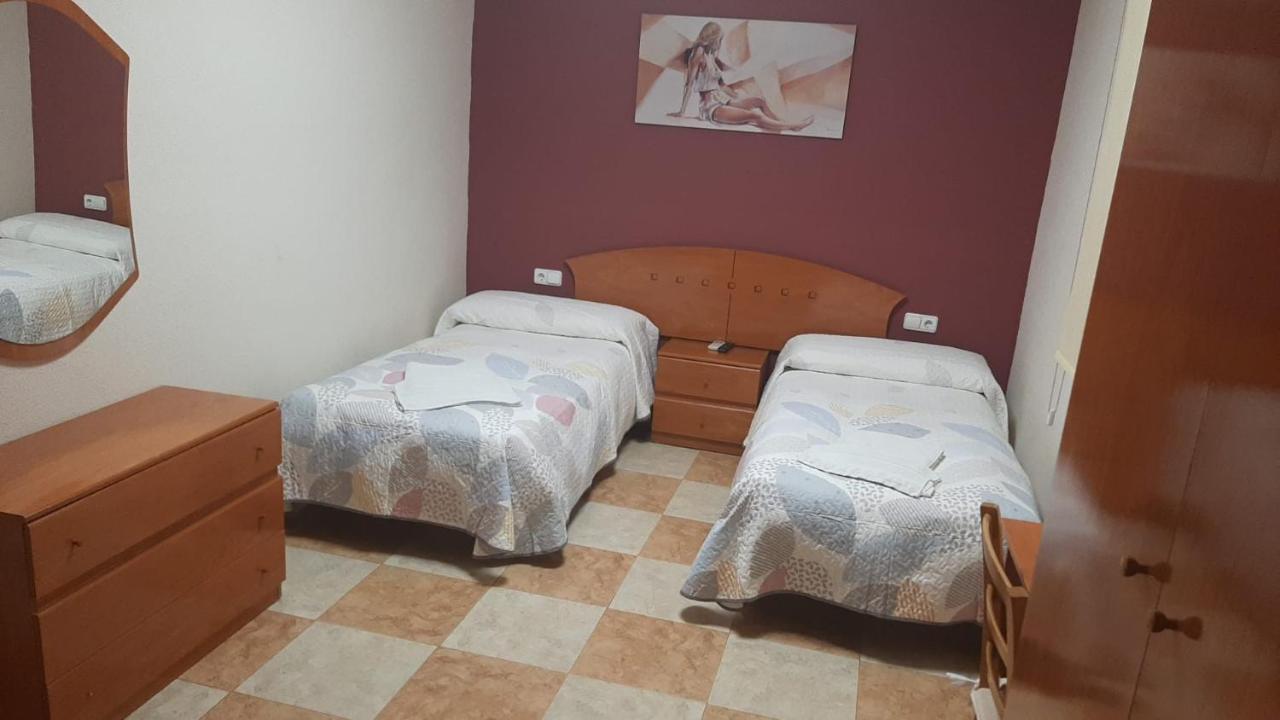 Hostal Los Amigos La Roda Exterior foto